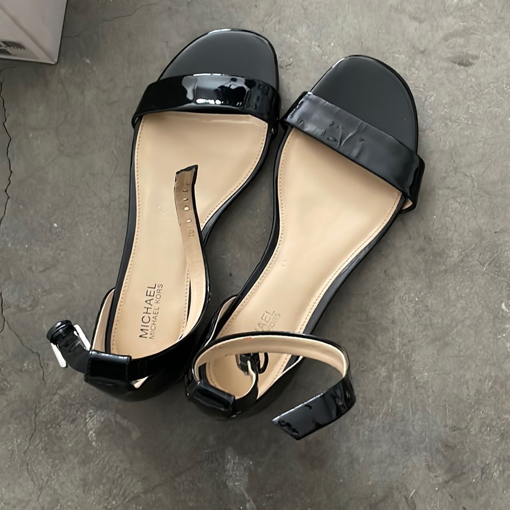 MK black shoe